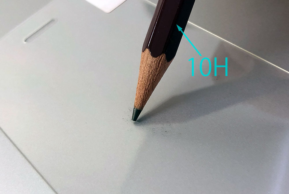 10Hの鉛筆でひっかいて傷がつく